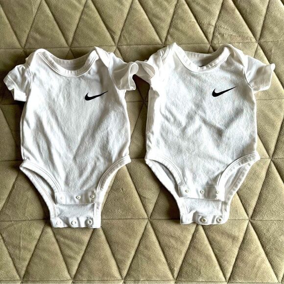 Nike Mini Me Bodysuit Set, White Onesie Black Swoosh Short Sleeve Size Newborn - Picture 5 of 10